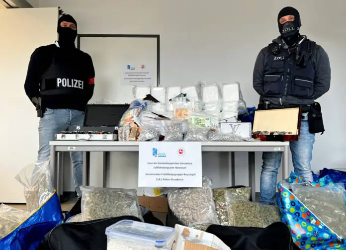Über 150 Kg Drogen, Messer und Schusswaffen konnten die Ermittler sicherstellen. / Foto: Polizei Osnabrück