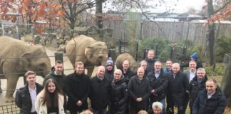 Mitglieder des "Elephant Social Club" versammelten sich zur Auftaktveranstaltung vor dem Elefantengehege im Zoo Osnabrück. / Foto: Burrichter