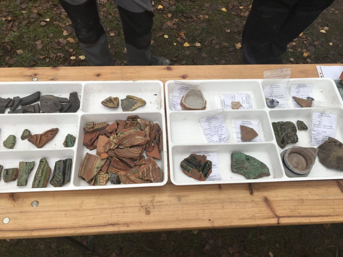 Irdenware, Grauware und Steingut wurden bei der Ausgrabung gefunden. / Foto: Burrichter