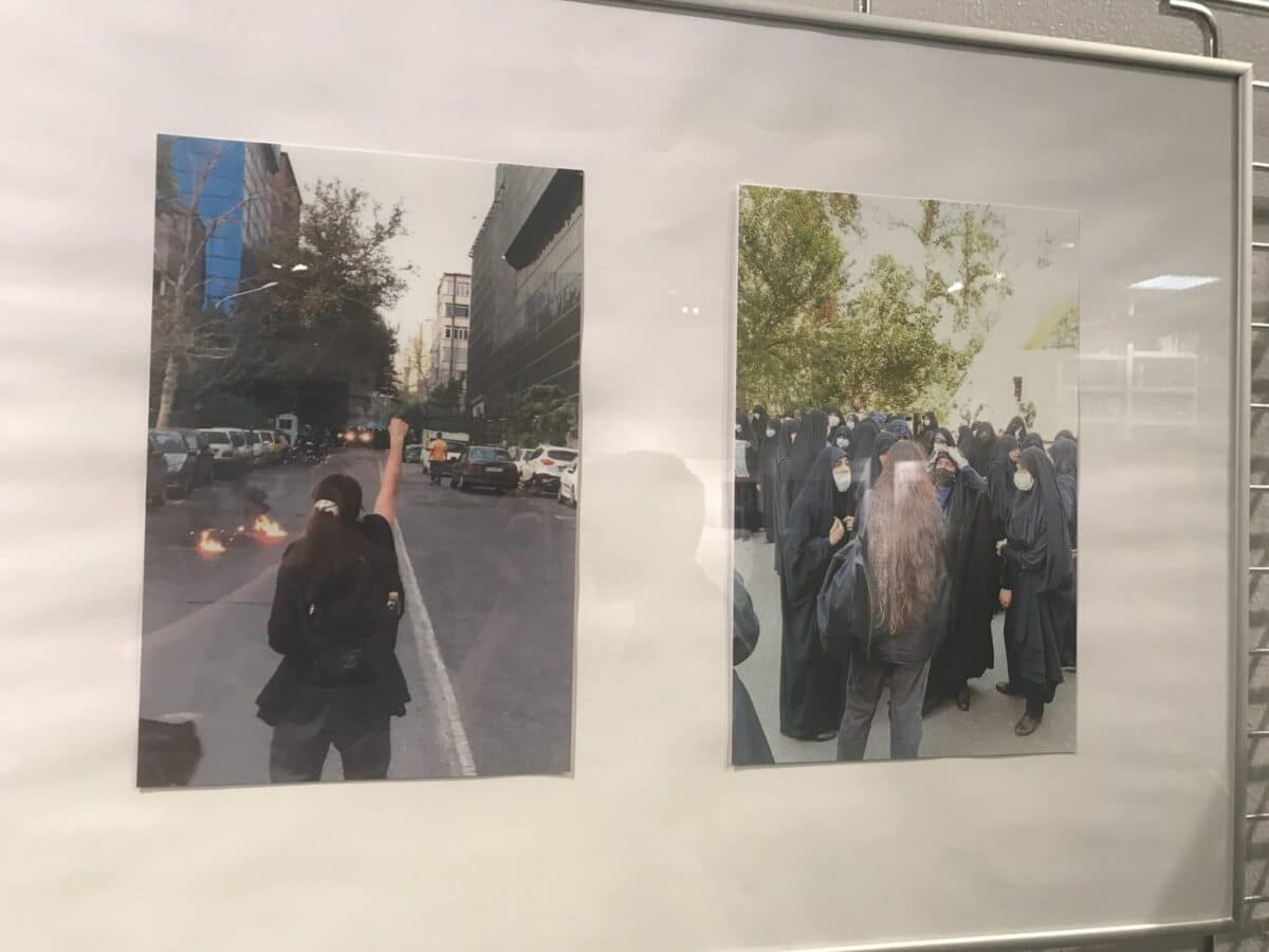 Zwei Bilder aus der Ausstellung, die Frauen in Protestaktionen zeigen. / Foto: Burrichter