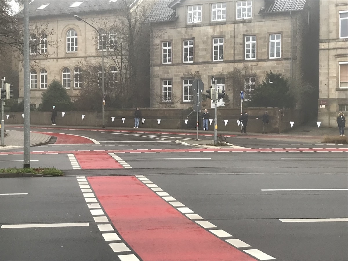 Von der Thomas-Morus Schule über die Bramscher Straße und durch die Hasestraße bis zum Rathaus führte die Freidenskette. / Foto: Burrichter