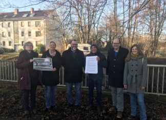 v.l.n.r Fachbereichsleitung Umwelt und Klimaschutz Stadt Osnabrück Claudia Leyers, Fraktionsvorsitzende der SPD Susanne Hambürg dos Reis, Leiter des Fachbereichs Geodaten und Verkehrsanlagen Mike Bohne, Vorsitzender des Wüsteninitiativen e.V. Kurt Dombeck, Landesumweltminister Christian Meyer und Anne Kura an der Stelle, an der die Brücke gebaut werden soll. / Foto: Burrichter