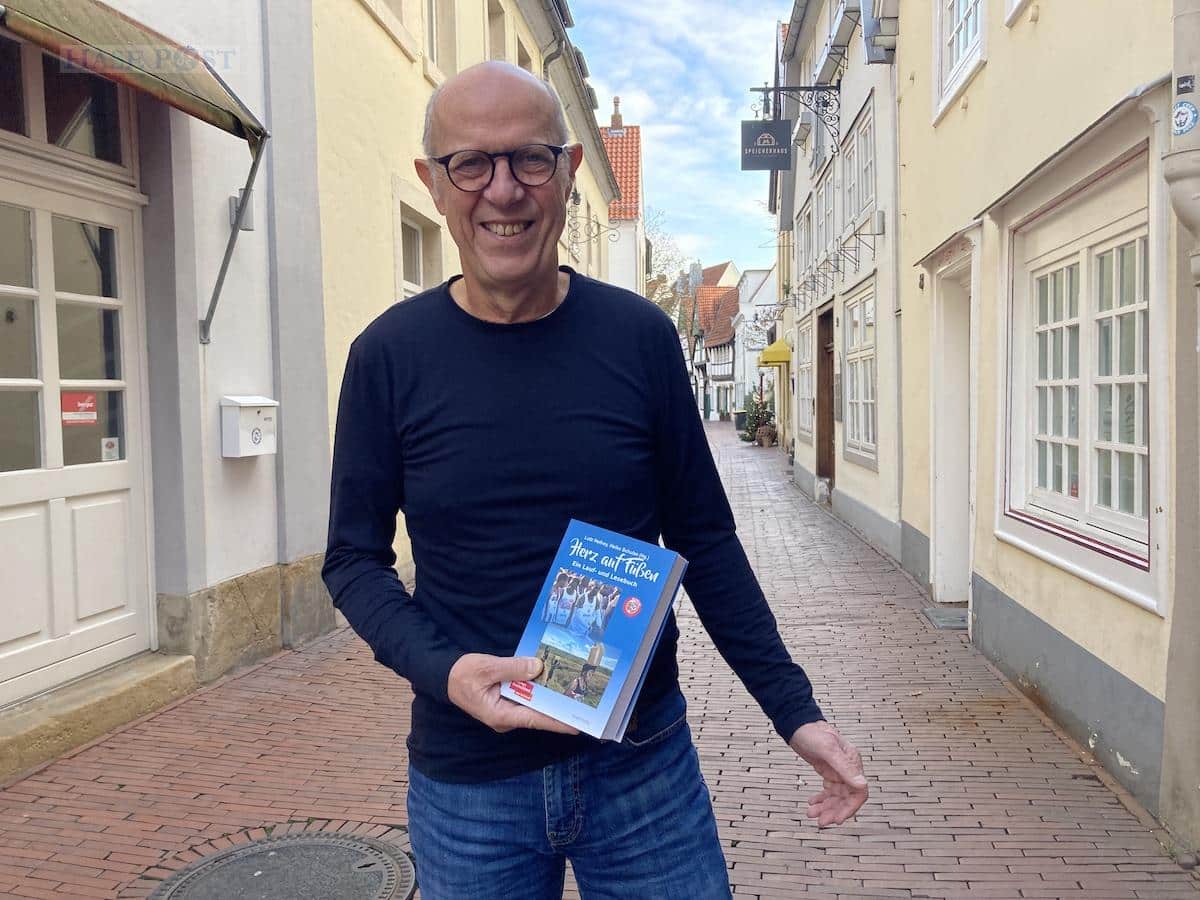 Lutz Hethey freut sich, das fertige Buch nun in den Händen halten zu können. / Foto: Schulte