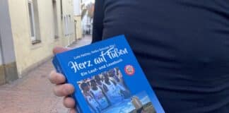 "Herz auf Füßen" heißt das erste Buch des Osnabrücker Vereins. / Foto: Schulte