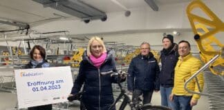 (von links) Radverkehrsbeauftragte Ulla Bauer sowie Oberbürgermeisterin Katharina Pötter freuen sich mit Volker Hänsler (OPG), Betreiber Robin Schäfer und Wigand Maethner (OPG) auf die neue Radstation. / Foto: Schulte