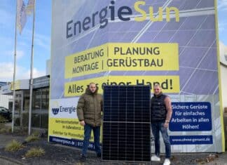 Rene Ohme (li.) und Yannick Persson vor EnergieSun am Hettlicher Masch. / Foto: Guss