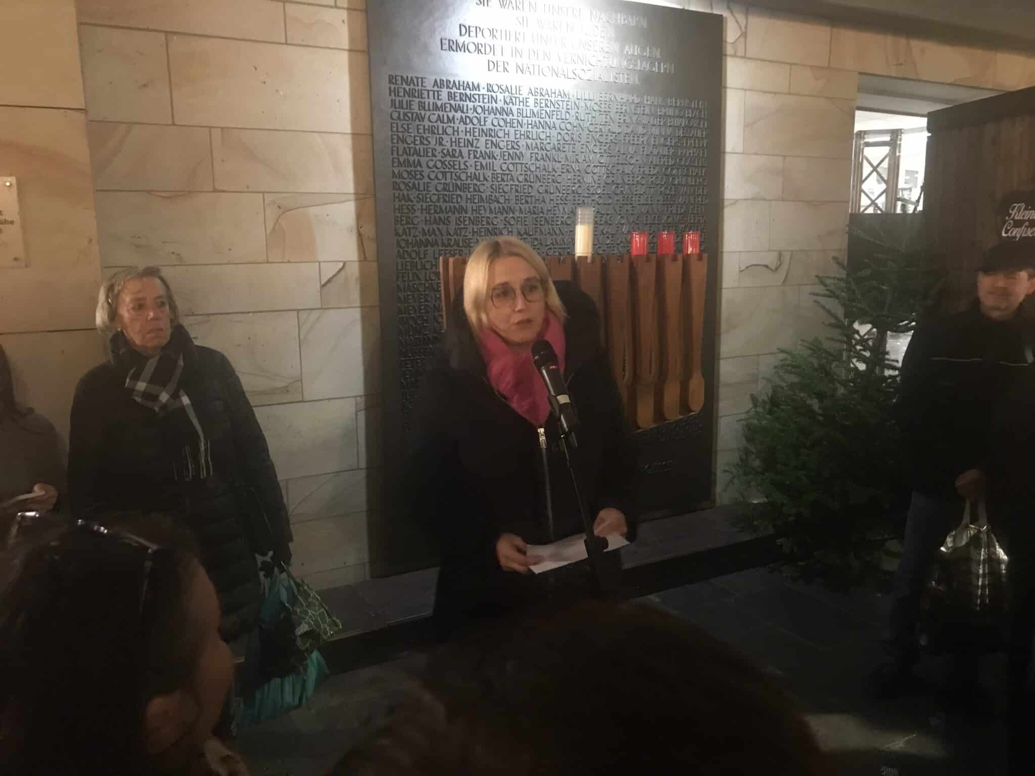 Oberbürgermeisterin Katharina Pötter wendet sich an die Menge vor der Gedenktafel an der Stadtbibliothek. / Foto: Berliner