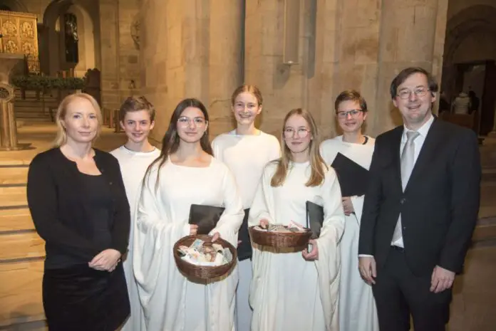 Engagement für Kinder in Not: Chormitglieder und Domchordirektor Clemens Breitschaft (rechts) übergeben die 2.250 Euro an die Geschäftsführerin der Caritas-Gemeinschaftsstiftung Frauke Damerow (links). / Foto: Uwe Lewandowski