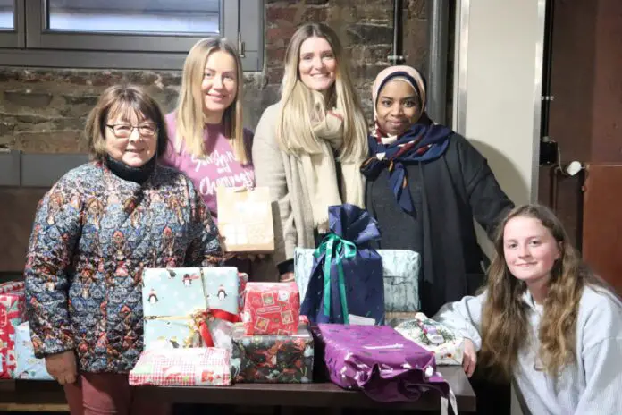 Gemeinsam Kindern eine Freude machen: (von links) Rosa Friesen (Exilverein), Antonina Platonova (Exilverein), Svenja Heile (NWB), Mina Oubelouali (Exilverein) und Franziska Busch (NWB) bei der Übergabe der Geschenke im Kulturzentrum Lagerhalle in Osnabrück. / Foto: NordWestBahn GmbH