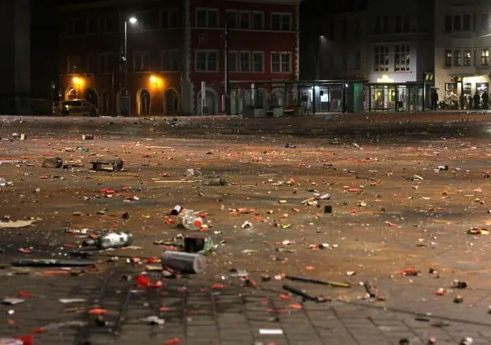 Böllerverbot und Kontaktbeschränkungen halbierten Notfälle