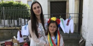 Irina Glushchenko (li.) bei einer Wohltätigkeitsmesse in der ukrainischen Gemeinde im Sommer. / Foto: Irina Glushchenko