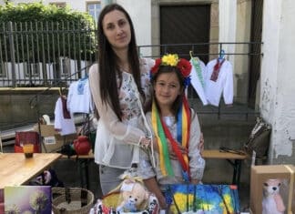 Irina Glushchenko (li.) bei einer Wohltätigkeitsmesse in der ukrainischen Gemeinde im Sommer. / Foto: Irina Glushchenko