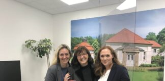 von links: Vorständin Nancy Plaßmann, ehemalige Filialleitering Iris Beckmann und neue Filialleiterin Ina Niemeyer bei der Schlüsselübergabe. / Foto: Burrichter