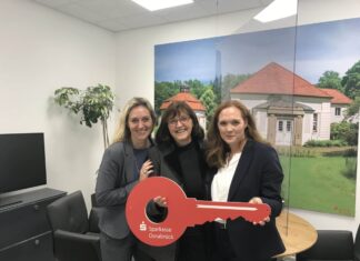 Nach 24 Jahren: Leitungswechsel in der Osnabrücker Sparkassenfiliale in Voxtrup von links: Vorständin Nancy Plaßmann, ehemalige Filialleitering Iris Beckmann und neue Filialleiterin Ina Niemeyer bei der Schlüsselübergabe. / Foto: Burrichter