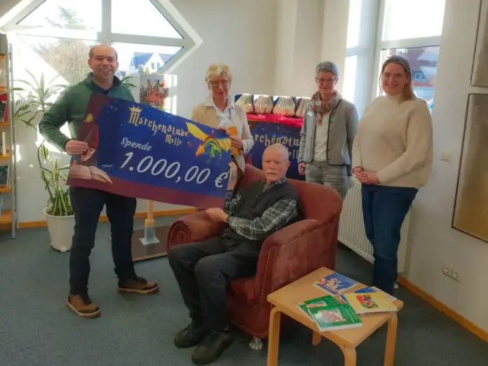 1.000 Euro für die Märchenstube: Symbolische Spendenübergabe in der Stadtbibliothek Melle mit (von links) Tom Meyer zu Westerhausen, Maja Kohlbrecher-Winter, Wilfried Buddenbohm, Ulrike Koop und Sabrina Bieschke. / Foto: Stadt Melle 1.000 Euro für die Märchenstube: Symbolische Spendenübergabe in der Stadtbibliothek Melle mit (von links) Tom Meyer zu Westerhausen, Maja Kohlbrecher-Winter, Wilfried Buddenbohm, Ulrike Koop und Sabrina Bieschke. / Foto: Stadt Melle