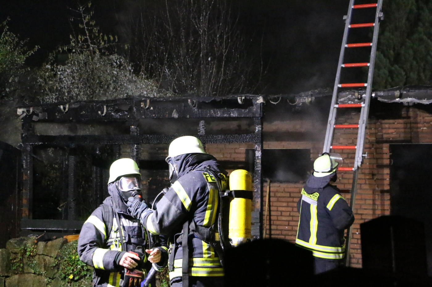 Garagenbrand droht auf Wohnhaus und Nachbargrundstück in Wallenhorst überzugreifen