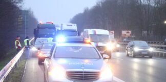 Auffahrunfall mit vier Fahrzeugen und drei Leichtverletzten auf der Autobahn 30