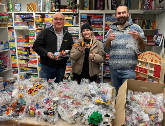 (von links) Gerne nahm Franz-Josef Spreckelmeyer in der Hagener Wunder-Werkstatt die Lego-Bauwerke aus dem Jugendkulturschuppen Mettingen von Jeanette Klobeck und Ulrich Quandt entgegen. / Foto: Göztok/Jugendkulturschuppen Mettingen.