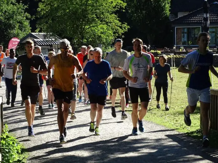 Gemeinsam laufen samstags Osnabrückerinnen und Osnabrücker um den Rubbenbruchsee. / Foto: Vathauer