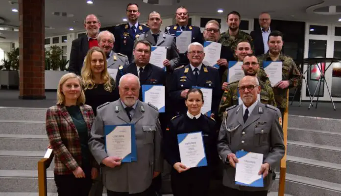 Landrätin Anna Kebschull ehrte Soldaten und Reservisten für die Kriegsgräberfürsorge im Ausland. An der Veranstaltung nahmen auch Marco Wingert (Geschäftsführer Bezirksverband Weser-Ems), Rainer Grygiel (Landesbeauftragter der Bundeswehr) teil. Foto: Landkreis Osnabrück (Henning Müller-Detert)