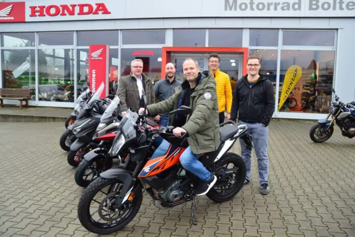 Der Start in die nächste Motorradsaison steht an. Zu einer sicheren Fahrweise trägt das Sicherheitstraining des Landkreises Osnabrück bei. Für das Angebot werben (von links) Kreisrat Winfried Wilkens, Marcel Bolte (Verkaufsleitung Motorrad Bolte), Trainer Marc Hoffmann, Thomas Riepenhoff (Landkreis Osnabrück) und Trainer Fabian Kampwerth. / Foto: Landkreis Osnabrück/Henning Müller-Detert