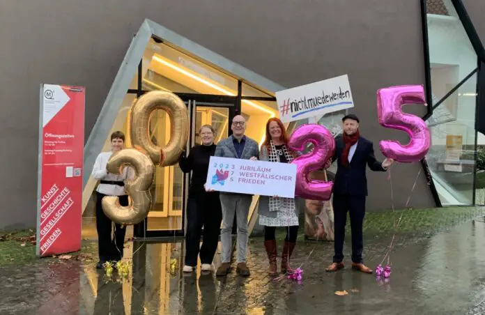 Zwei Jubiläen im Jubiläumsjahr: Die Kunsthalle (li.: Anna Jehle und Juliane Schickedanz, Direktorinnen der Kunsthalle Osnabrück) wird 30 Jahre alt, das Felix-Nussbaum-Haus (re.: Nils-Arne Kässens, Direktor des Museumsquartiers Osnabrück) 25 Jahre. Außerdem im Bild: Erster Stadtrat Wolfgang Beckermann und Patricia Mersinger (Leiterin des städtischen Fachbereichs Kultur). / Foto: Guss