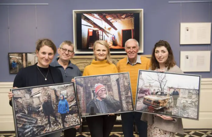 (von links) Katharina Pfaff und Bernard Wolinski (Museum im Kloster) präsentieren mit Ludmilla Schneider, Franz Buitmann (Kreisheimatbund Bersenbrück) und Lena Kreifelts-Dieckmeyer die Portraits des ukrainischen Fotografen Andriy Oleksienko. / Foto: Landkreis Osnabrück, Uwe Lewandowski