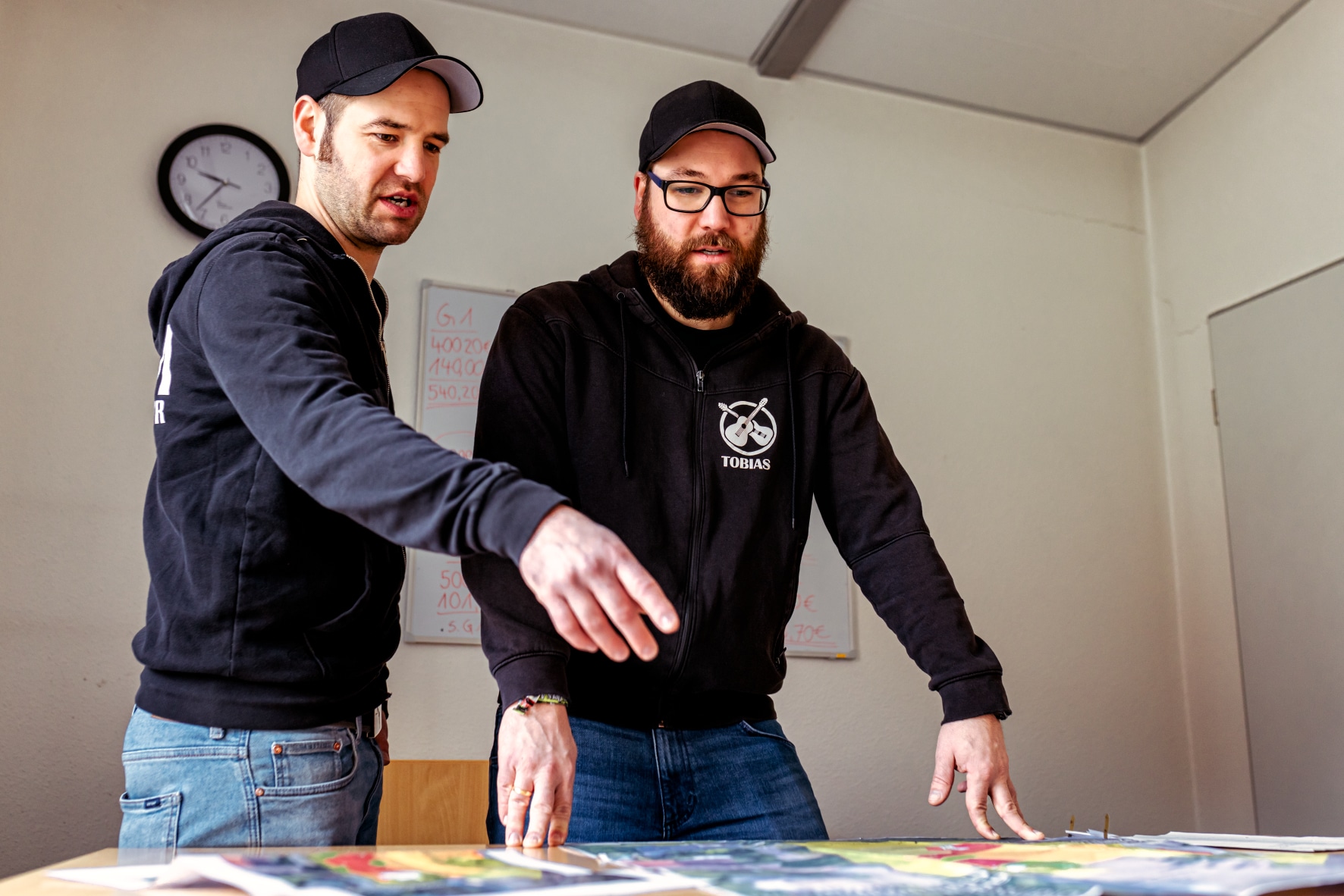 Die Planungen für die kommende Ausgabe des Haste Open Air sind in vollem Gange. Andreas (links) und Tobias Richter brühten noch über den passenden Acts. / Foto: Björn Plantholt | Fotokrat