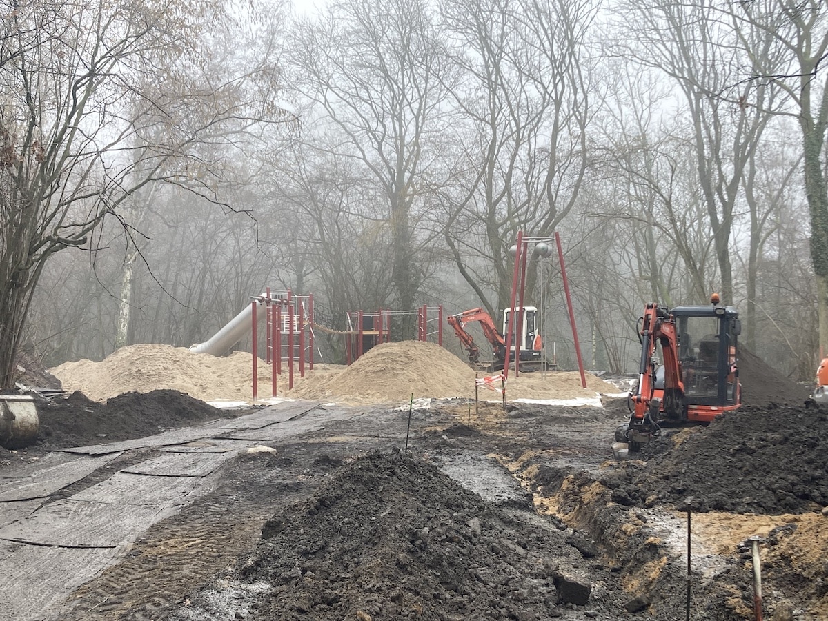 Noch sind die Bauarbeiten für den neuen Spielplatz am MIK in vollem Gang. / Foto: Schulte