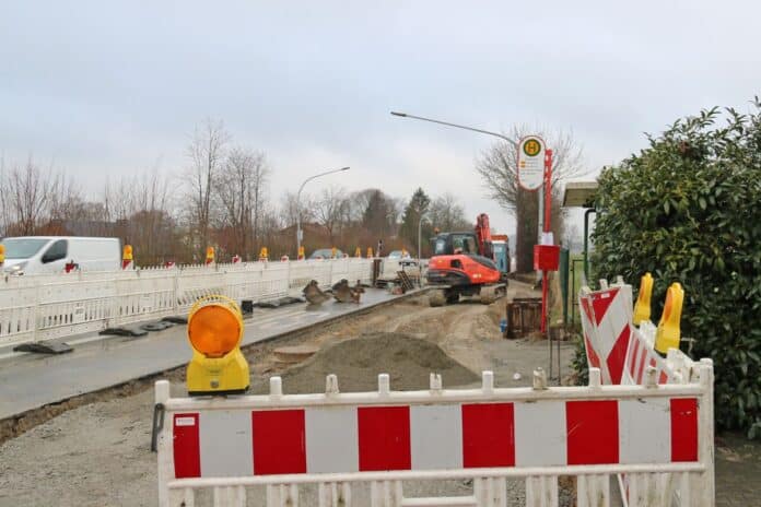 Auch in diesem Jahr werden wieder acht Bushaltestellen im Stadtgebiet barrierefrei ausgebaut. Derzeit laufen die Bauarbeiten unter anderem an der Haltestelle „Wiemann“ entlang der B 51. Verkehrsteilnehmer müssen mit Beeinträchtigungen rechnen. / Foto: Stadt Georgsmarienhütte/ Niklas Otten