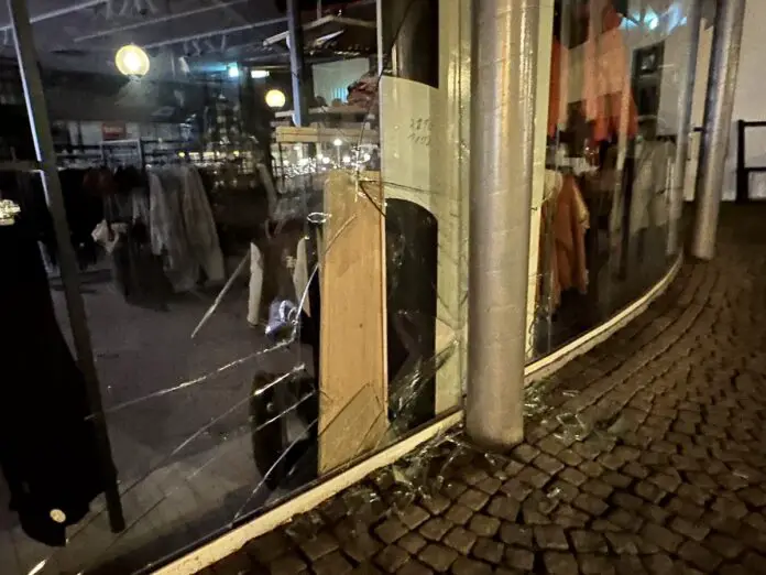 IMG_6287 kaputte Scheibe bei L&T