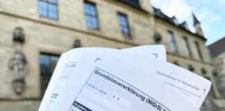 Grundsteuerformulare vor dem Osnabrücker Rathaus