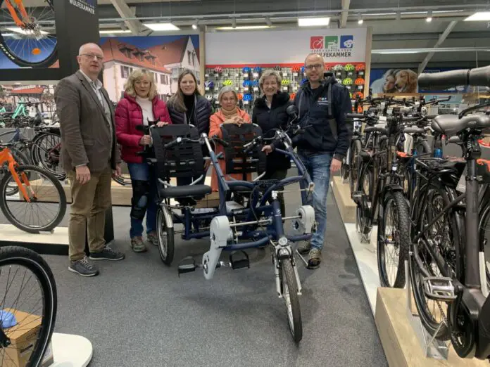 (von links) Thomas Schmidt-Benkowitz (erster Vorsitzender des Vereins Lebenshilfe e. v.), Mechthild Möllenkamp (Präsidentin des Lions Club Osnabrück), Simone Vierfuß, Sigrid Teilchert, Reinhild Haskamp (Lions Club Osnabrück) mit Jörn Wulfekammer (Wulfekammer Mettingen) bei der Fahrrad übergabe bei Wulfekammer in Mettingen. / Foto: Emrich
