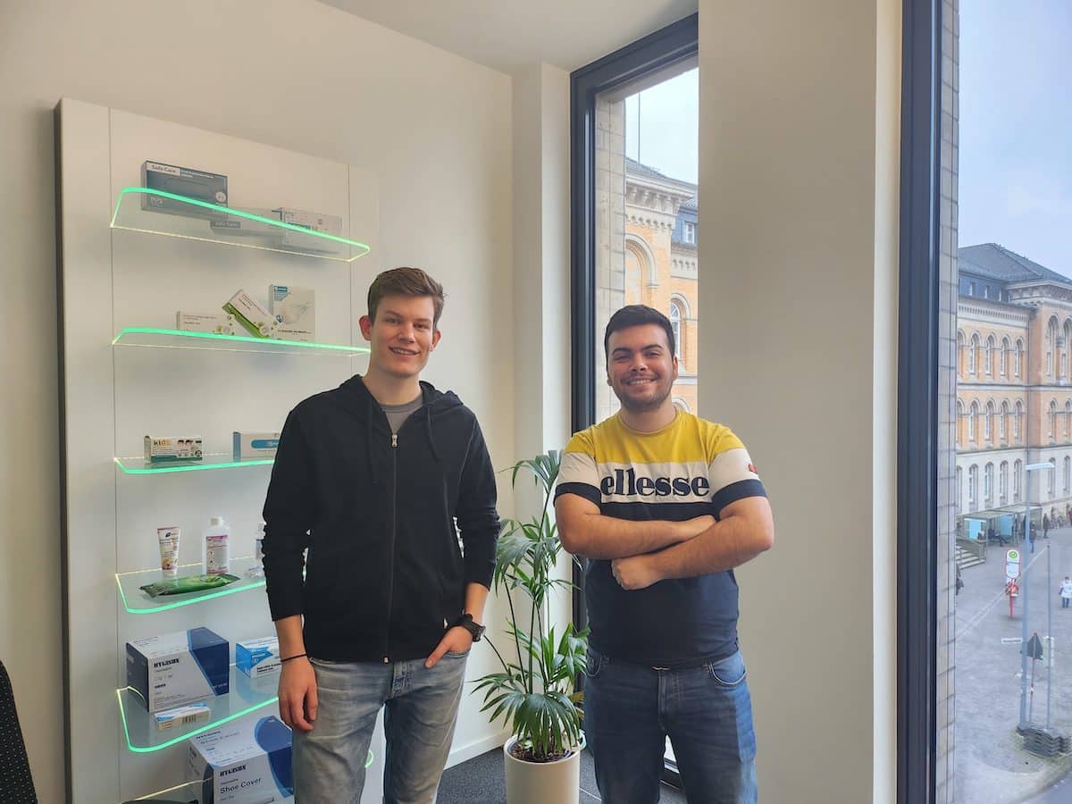 Parahealth-Geschäftsführer Valentin Kley (links) und Fernando di Matteo in ihrem neuen Büro im Hasehaus. / Foto: parahealth/KDM Group GmbH