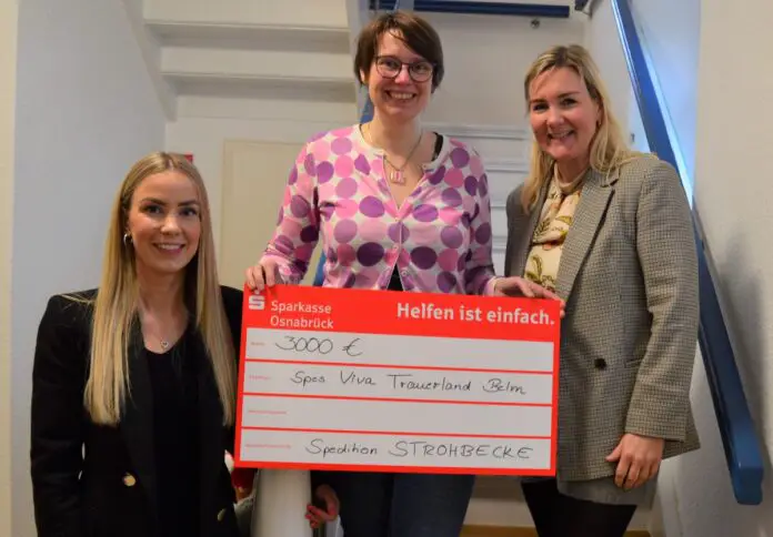 Mit dem Erlös einer Tombola unterstützt die Spedition Strohbecke aus Wallenhorst das SPES VIVA Trauerland. Judith Strohbecke (rechts) und Jennifer Geringer (links) überreichten Leiterin Marion Gövert einen Scheck über 3.000 Euro. / Foto: SPES VIVA e. V.