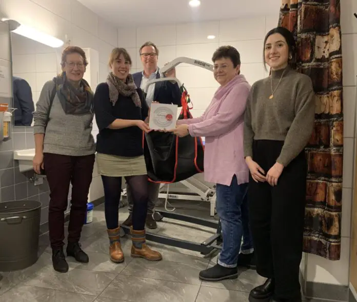 (von links) Rotraut Schiller-Specht (Vorstandsvorsitzende des Vereins INTENSIVkinder Niedersachsen), Lena McDougall (HHO), Dr. Michael Kottmann (Regionaldirektor VGH), Anke Mill (Verein INTENSIVkinder Niedersachsen) und Josefa Davalos (HHO) bei der Spendenübergabe im Osnabrücker StadtGalerie Café / Foto: Emrich