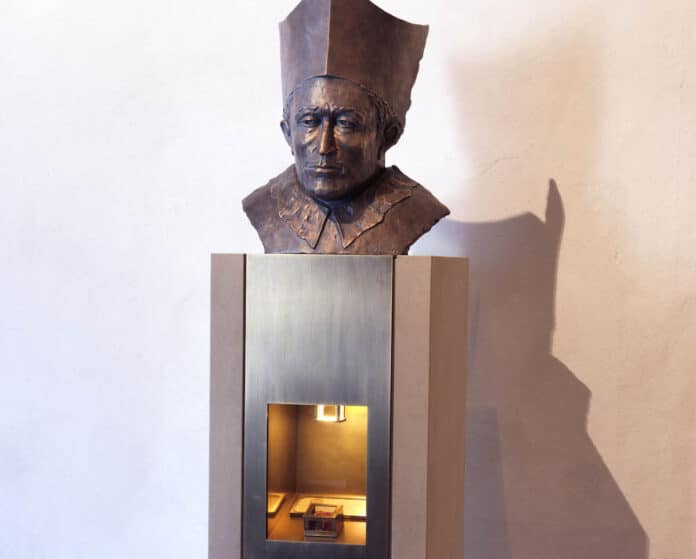 Die Büste von Niels Stensen im Osnabrücker Dom mit dem Reliquiar im Sockel vor dem Diebstahl. / Foto: Diözesanmuseum / Hermann Pentermann