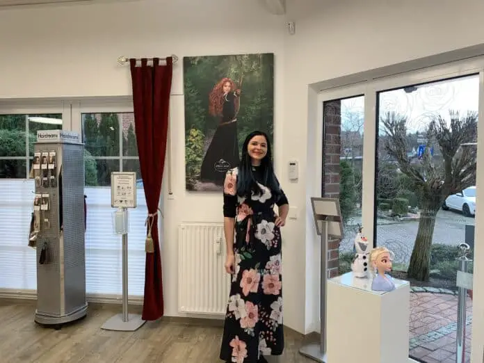 disney friseur2 Inhaberin Jennifer Tevs in ihrem Friseur Salon Spiegelbild in Pye. / Foto: Emrich