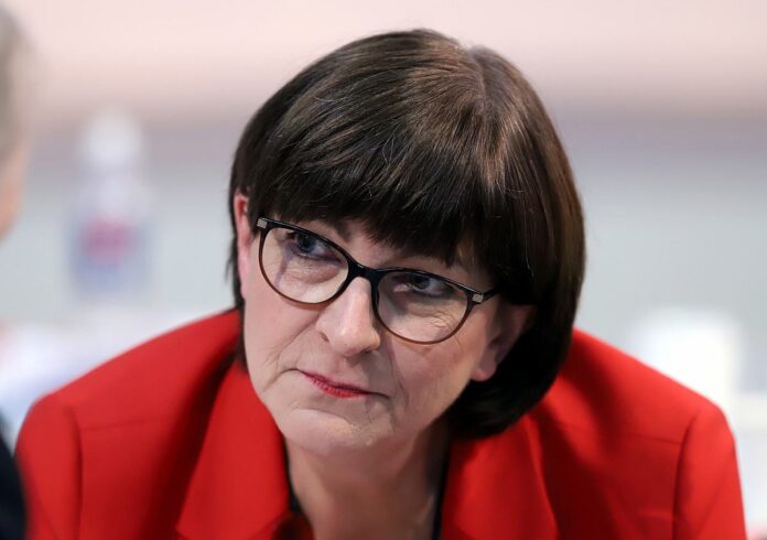 Esken stellt Trennung von Partei- und Regierungsposten infrage