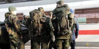 Bundeswehr Soldaten am Bahnhof