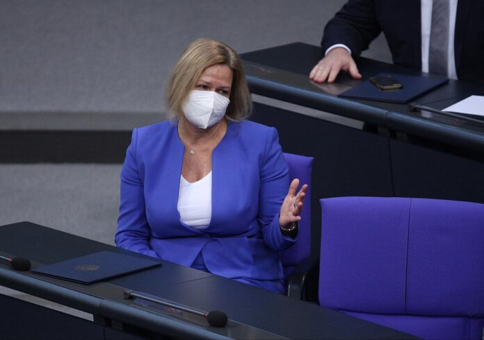 Innenministerin will halbautomatische Waffen verbieten