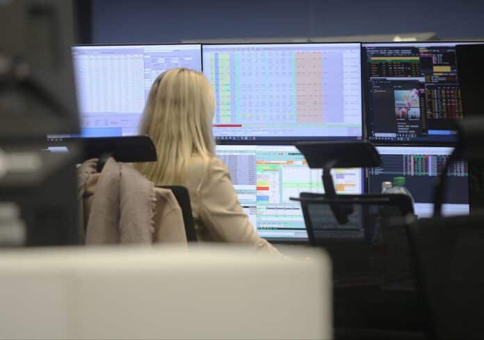 DAX legt kräftig zu - Rückversicherer schwächer