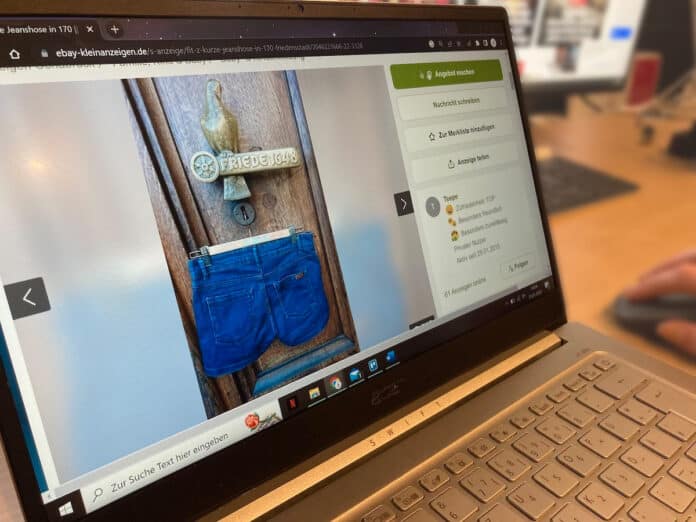 Der Osnabrücker Urban Teepe inszeniert Ungebrauchtes bei eBay Kleinanzeigen. / Foto: Schulte