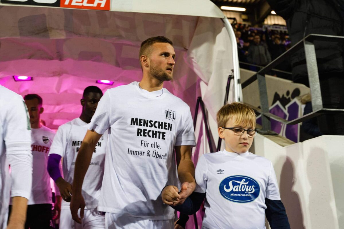 Timo Beermann in einem Protest-T-Shirt für Menschenrechte vor dem Spiel gegen Verl. / Foto: IMAGO / osnapix