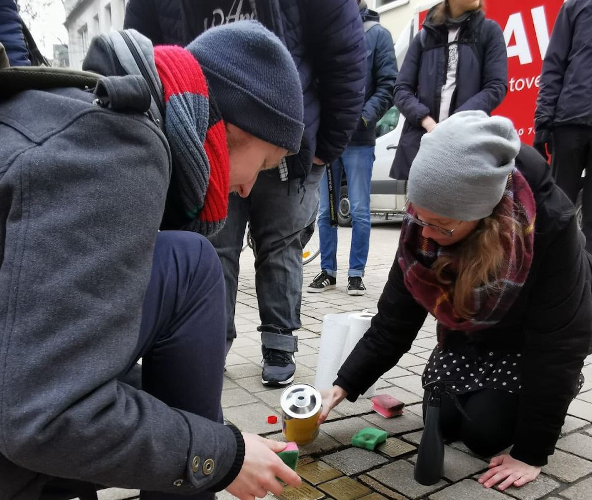 Jugendbündnis Osnabrück putzt Stolpersteine