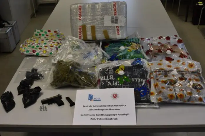 Illegale Fracht: Rund 7 Kilogramm Marihuana versuchten Drogendealer auf dem Postwege von Spanien nach Osnabrück zu verschicken - ohne Erfolg. Polizei und Zoll stellten die Drogen wie auch eine Schreckschusswaffe sicher und nahmen zwei Männer fest. / Foto: GER Osnabrück
