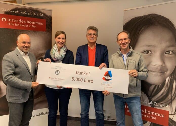 Bert Mutsaers, Angela Propfreis, Fritz Brickwedde und Beat Wehrle bei der Spendenübergabe / Foto: Emrich