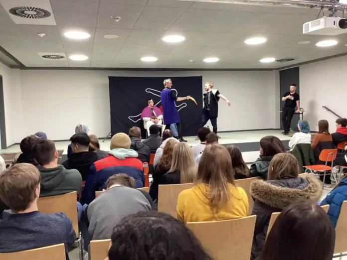 Die INTERACTING THEATRE GROUP mit dem Stück "Who shot Shakespeare" im Berufschulzentrum am Westerberg (BSZW) / Foto: Kötter