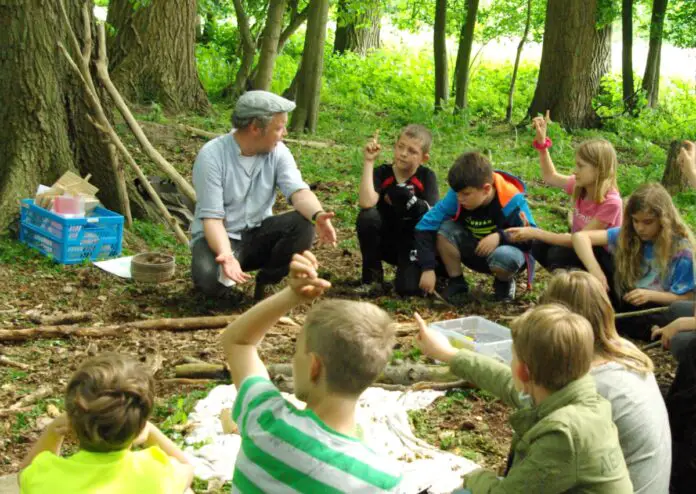 Für die AG, die auch mal in den Wald geht, gab es den Naturschutzpreis. / Foto: Judith Perez
