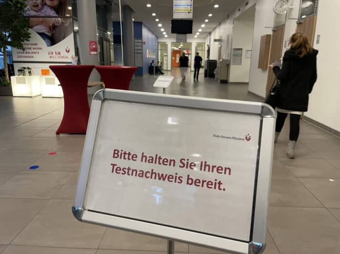 Das gehört bald der Vergangenheit an: Ab dem 1. März müssen Besucher und Patienten keinen Testnachweis mehr bereithalten. / Foto: Niels-Stensen-Kliniken